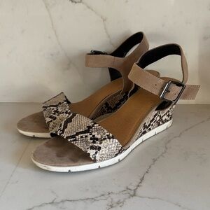 Dakota Chase Beige and Snakeskin Wedge Sandals 9.5